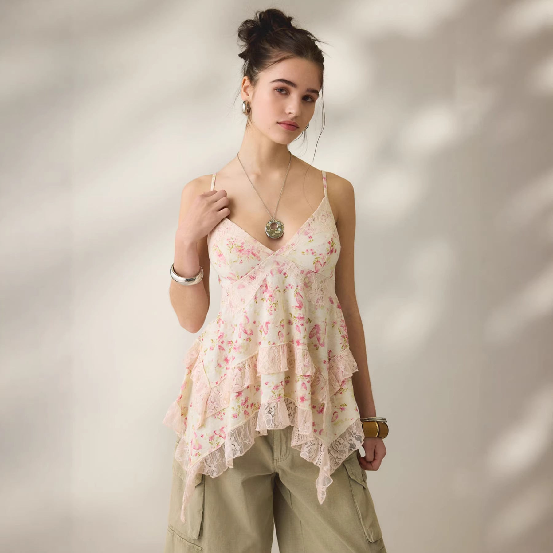 Top style rétro fleuri en mousseline avec bretelles à volants en dentelle