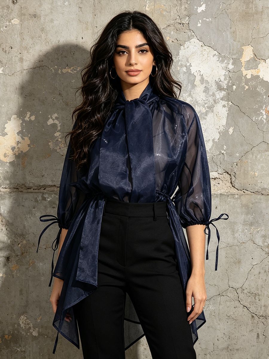 Blouse marine en organza avec nœud au col, taille froncée ajustable et manches longues transparentes