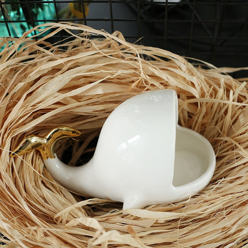 Plateau de rangement en céramique peint en or en forme de petite baleine