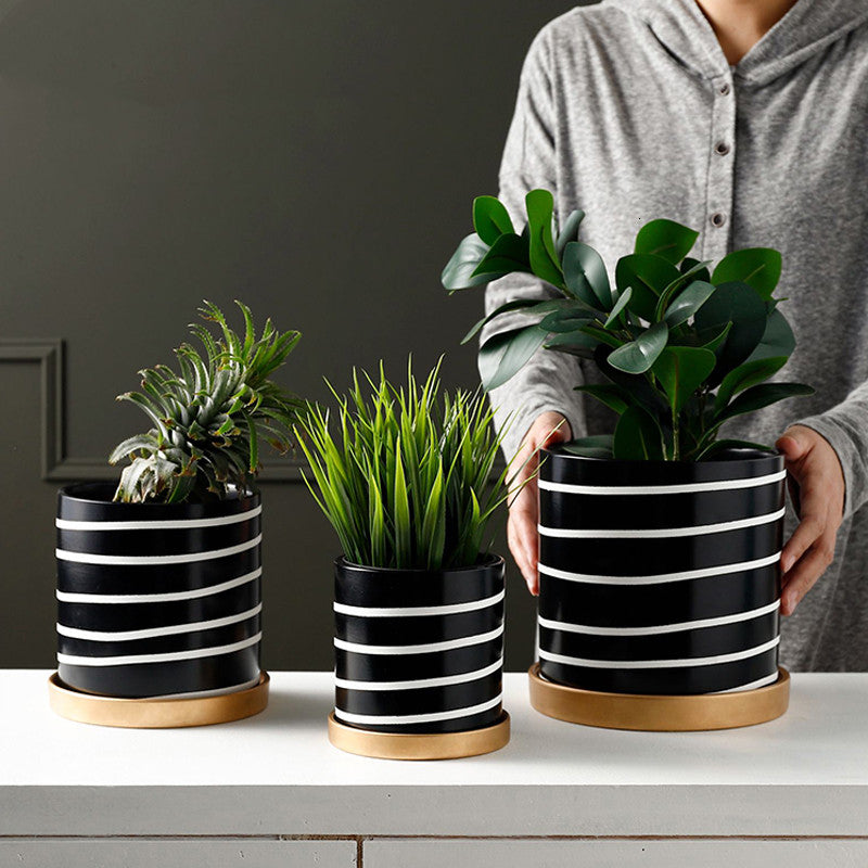 Pot de fleurs en céramique noir et blanc à motifs floraux