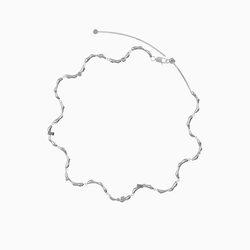 Petite sens du design – Motif ondulé, Bijou collier ajustable