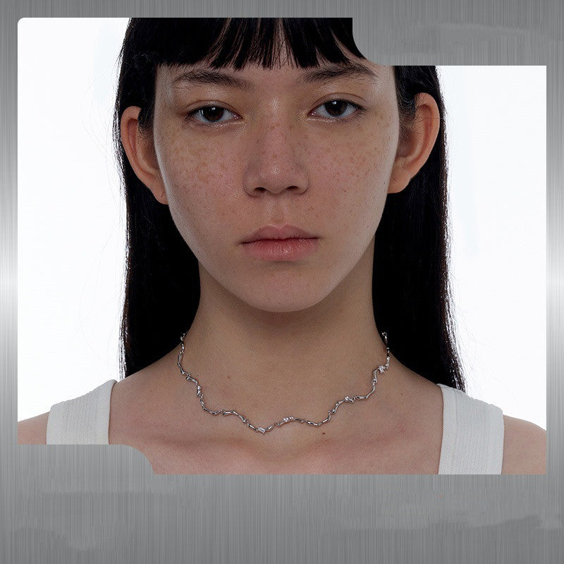 Petite sens du design – Motif ondulé, Bijou collier ajustable