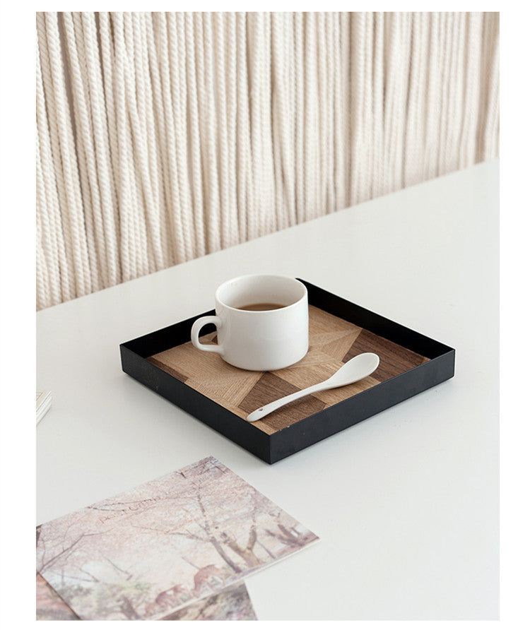 Plateau décoratif en fer forgé et bois à partir de l'assiette dîner