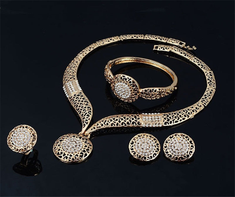 Ensemble collier, boucles d’oreilles et bague – bijoux