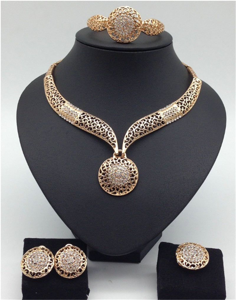 Ensemble collier, boucles d’oreilles et bague – bijoux
