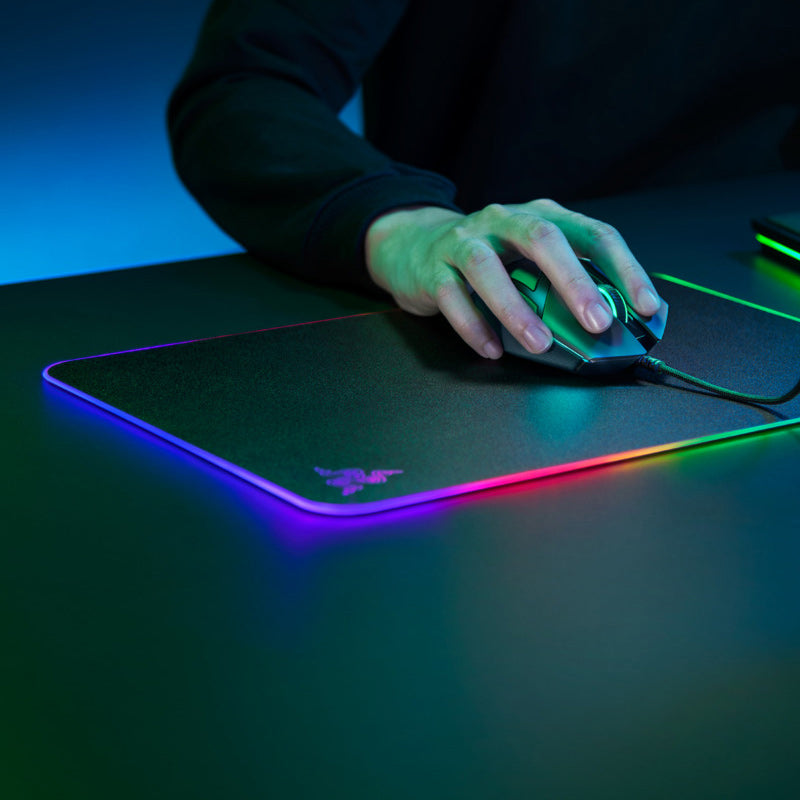 Tapis de Souris de Jeu RGB Razer Firefly Hard V2 avec Cable Intégré Personnalisable et Base Antidérapante en Caoutchouc