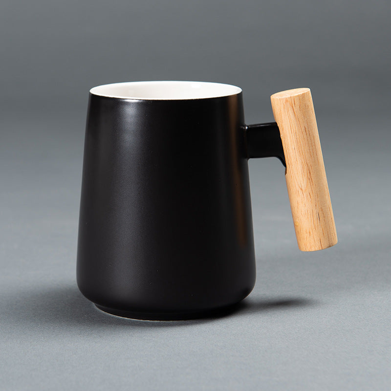 Tasse en céramique avec poignée en bois