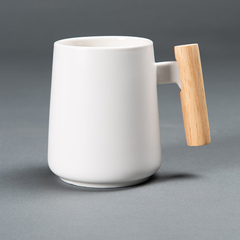 Tasse en céramique avec poignée en bois