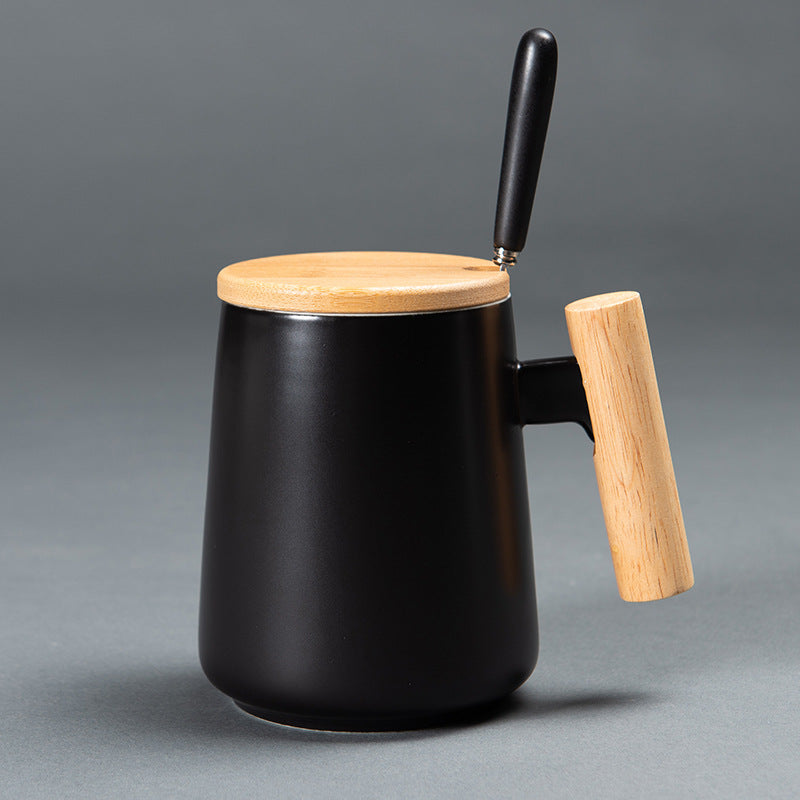 Tasse en céramique avec poignée en bois
