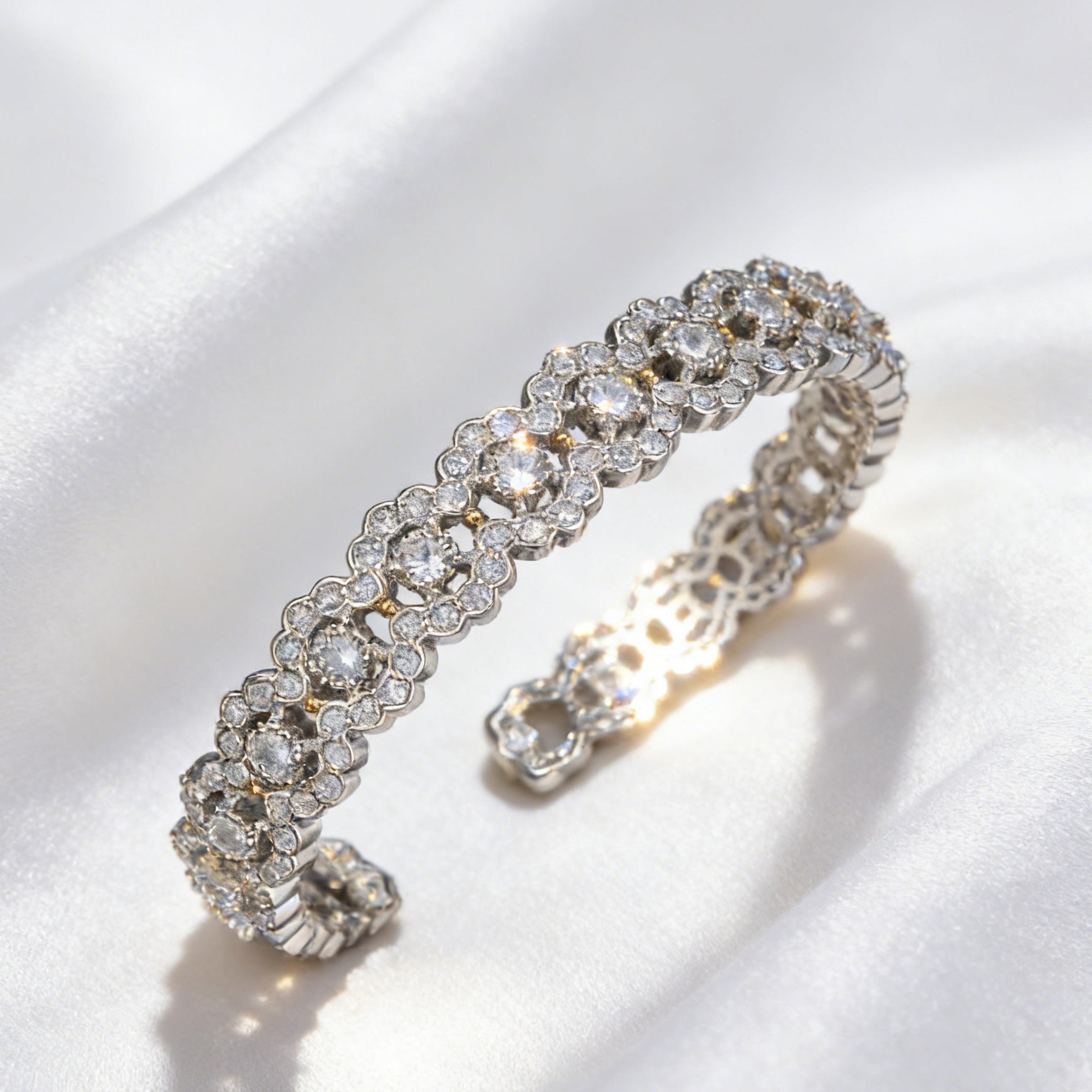 Bracelet Manchette Ouvert de Luxe Entièrement Sertie de Diamants, Design Rétro Ajouré, Accessoire Étincelant Inoubliable pour Soirée, Résistant à la Décoloration