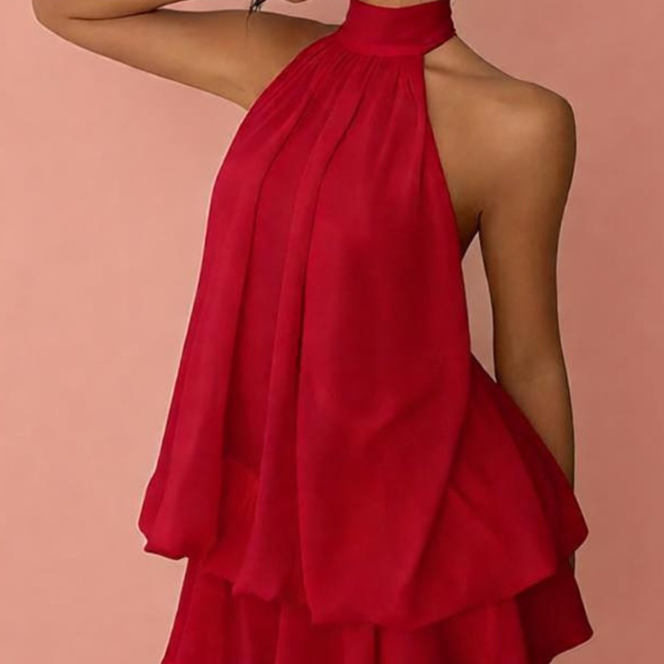 Robe asymétrique à col noué au cou au design moderne pour femme piquante