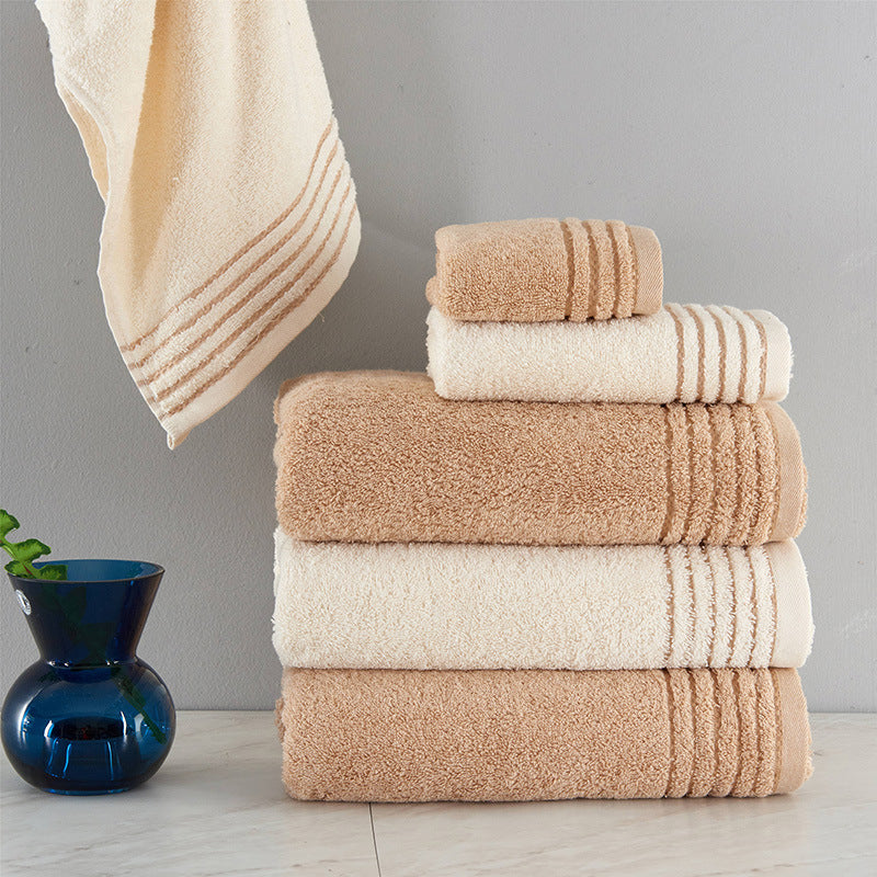 Ensemble de serviettes en coton doux beige et marron, tailles variées pour confort optimal