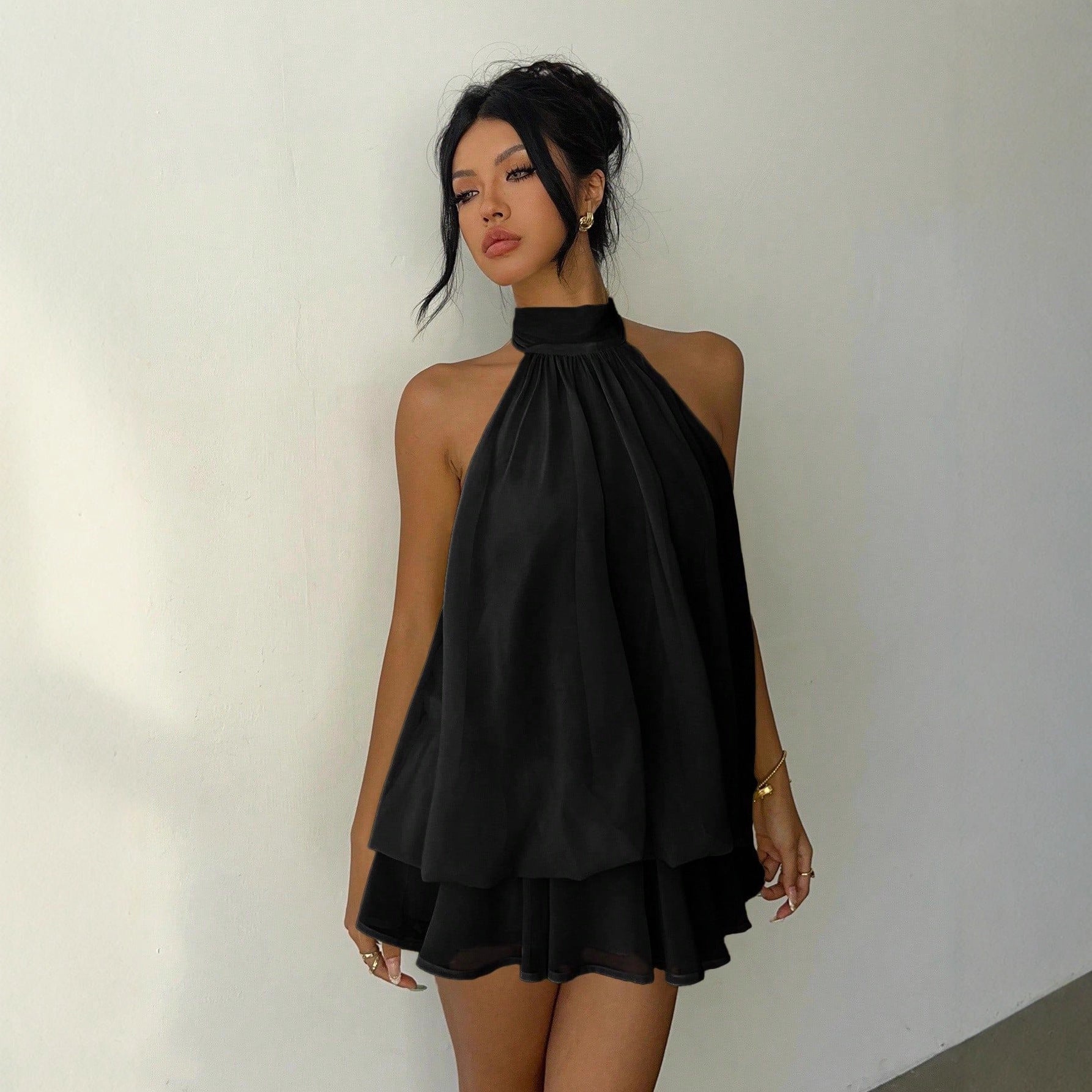 Robe asymétrique à col noué au cou au design moderne pour femme piquante