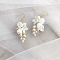 Boucles d'oreilles Fleur en Céramique Blanche avec Crochet d'Oreille