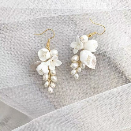 Boucles d'oreilles Fleur en Céramique Blanche avec Crochet d'Oreille