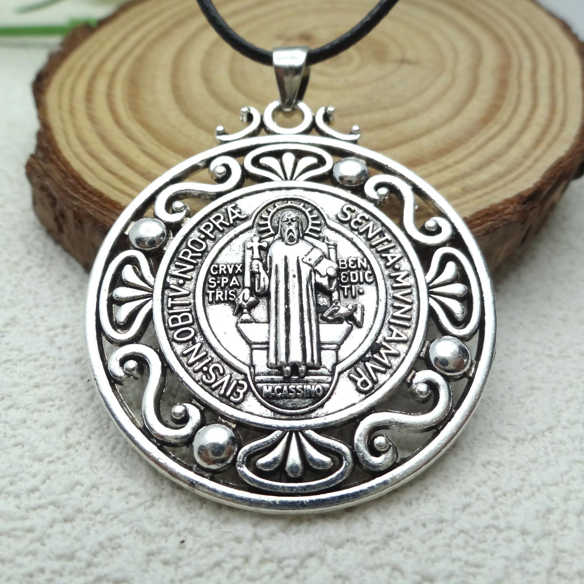 Collier Pendentif Rond Saint Benoît Vintage