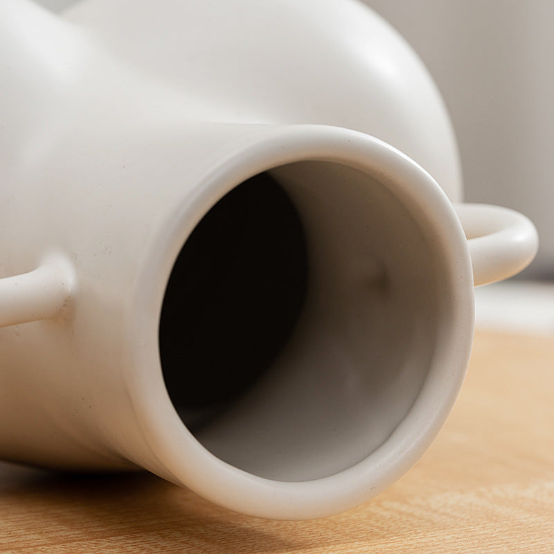 Vase en fleurs séchées en art corporel humain artificiel