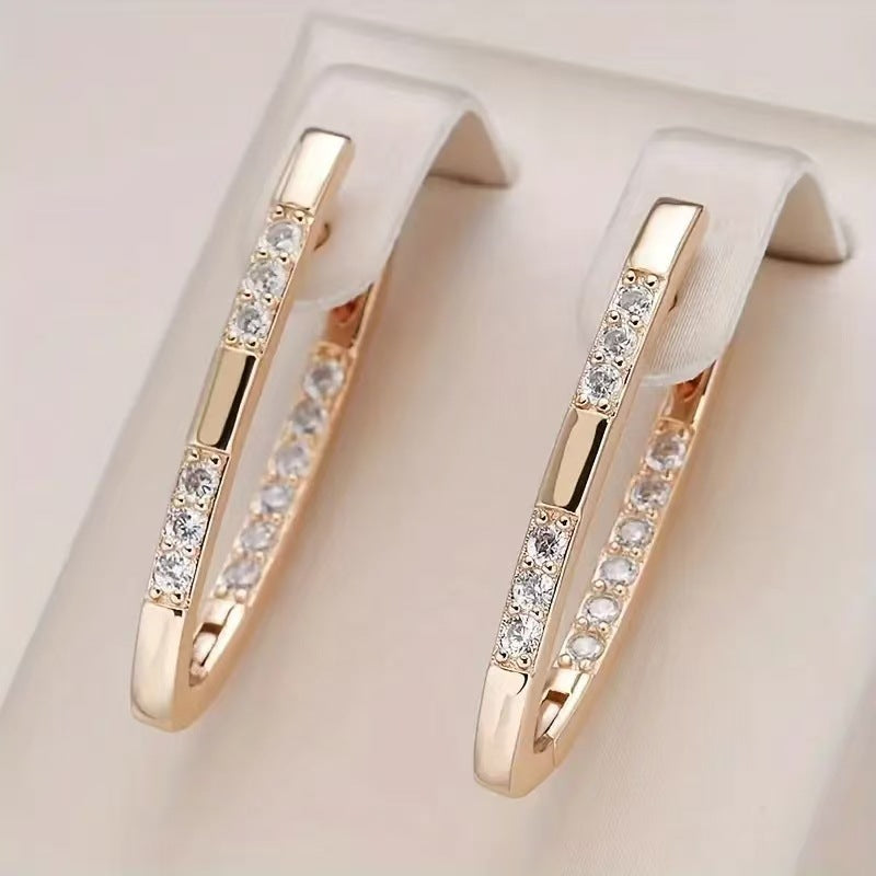 Boucles d'oreilles en zircone micro-pavé en V avec finition luxueuse