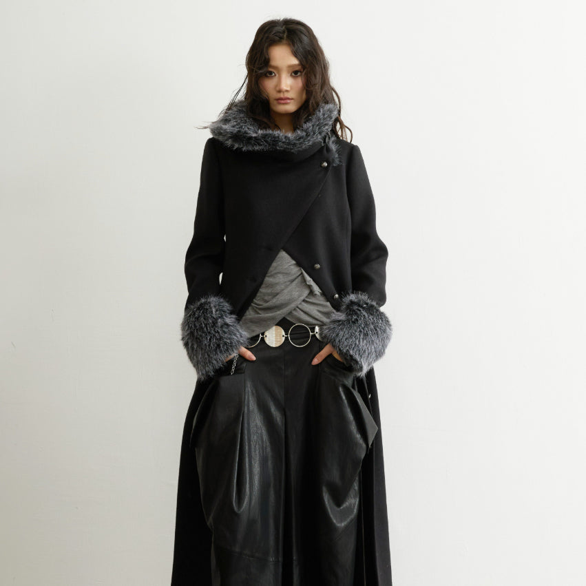 Manteau en laine avec col bordé de fourrure, taille cintrée et silhouette longue