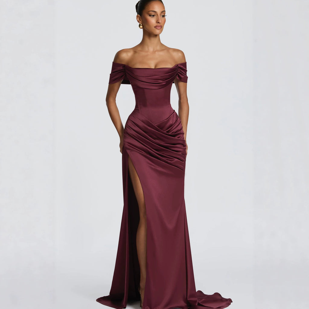 Robe sirène fendue haute au design élégant avec traîne, disponible en bordeaux et blanc