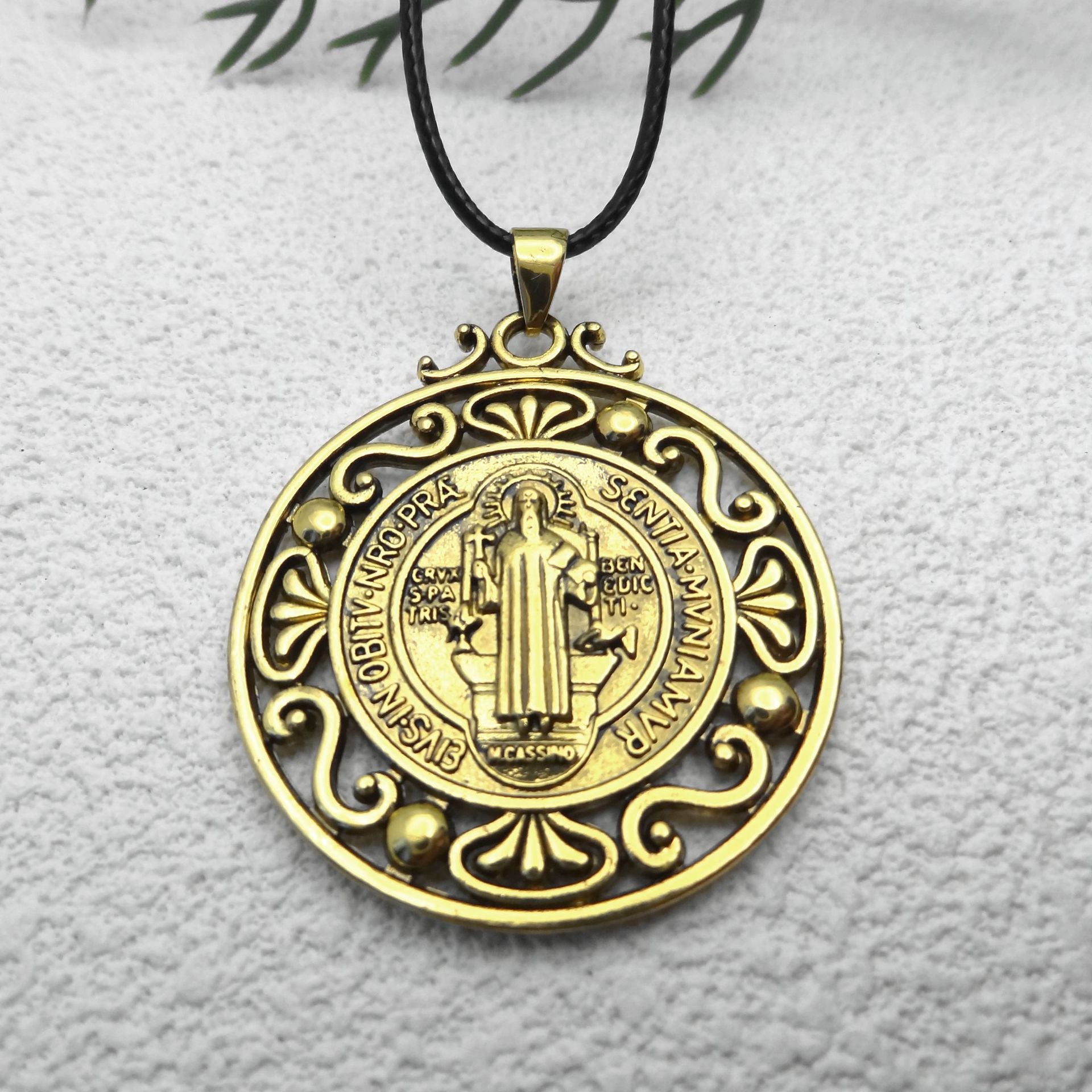 Collier Pendentif Rond Saint Benoît Vintage