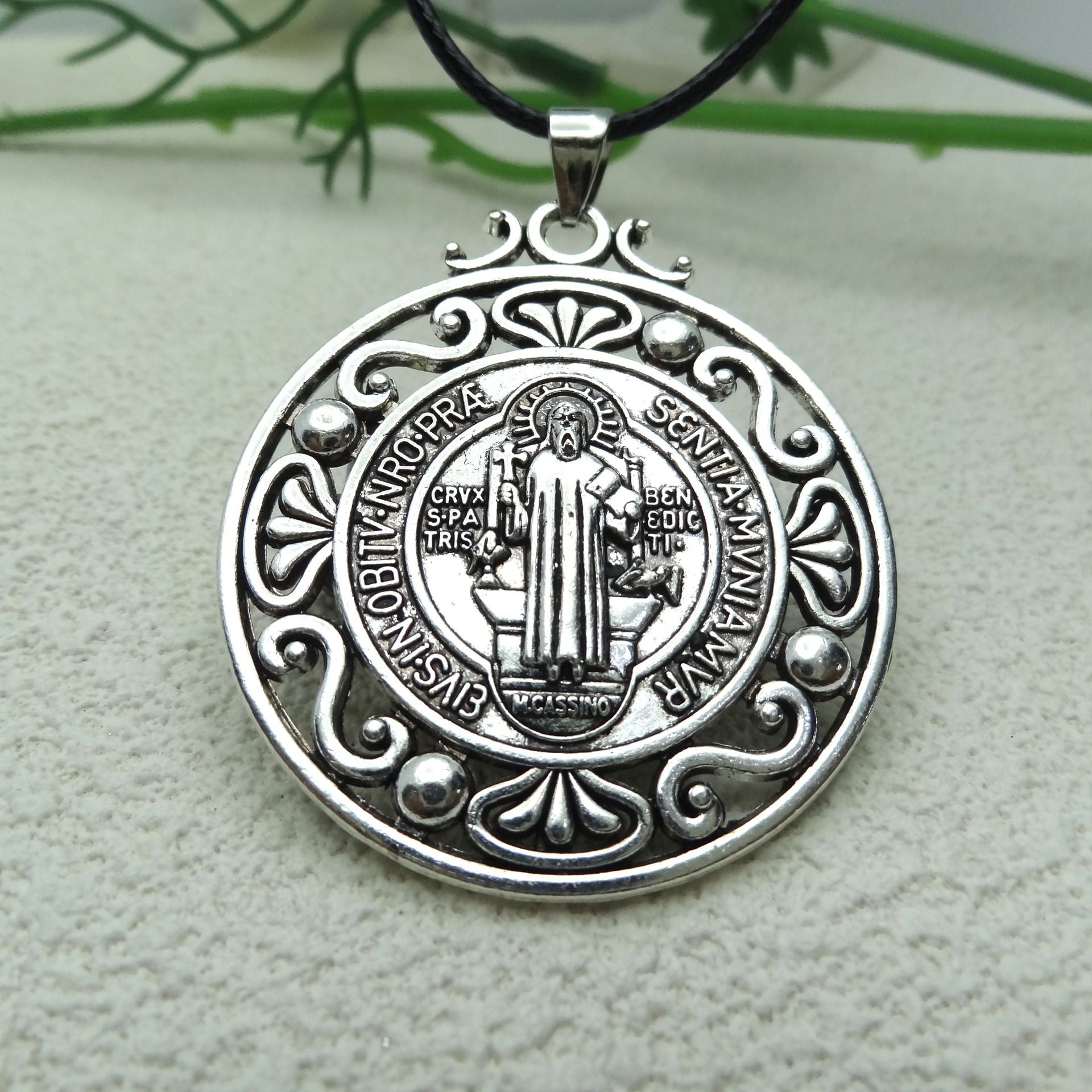 Collier Pendentif Rond Saint Benoît Vintage