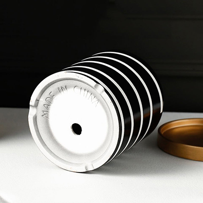 Pot de fleurs en céramique noir et blanc à motifs floraux