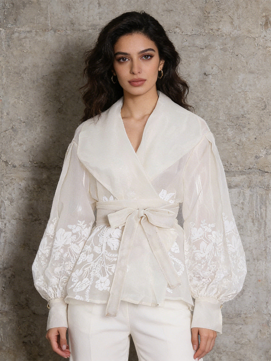 Blouse en organza à manches bouffantes style évêque, ceinture nouée, broderie florale raffinée
