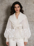 Blouse en organza à manches bouffantes style évêque, ceinture nouée, broderie florale raffinée