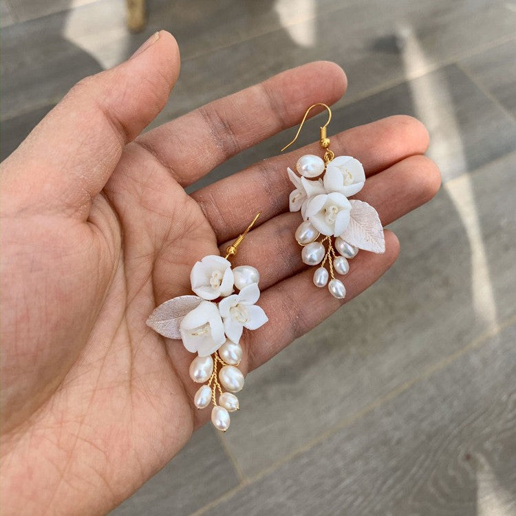 Boucles d'oreilles Fleur en Céramique Blanche avec Crochet d'Oreille