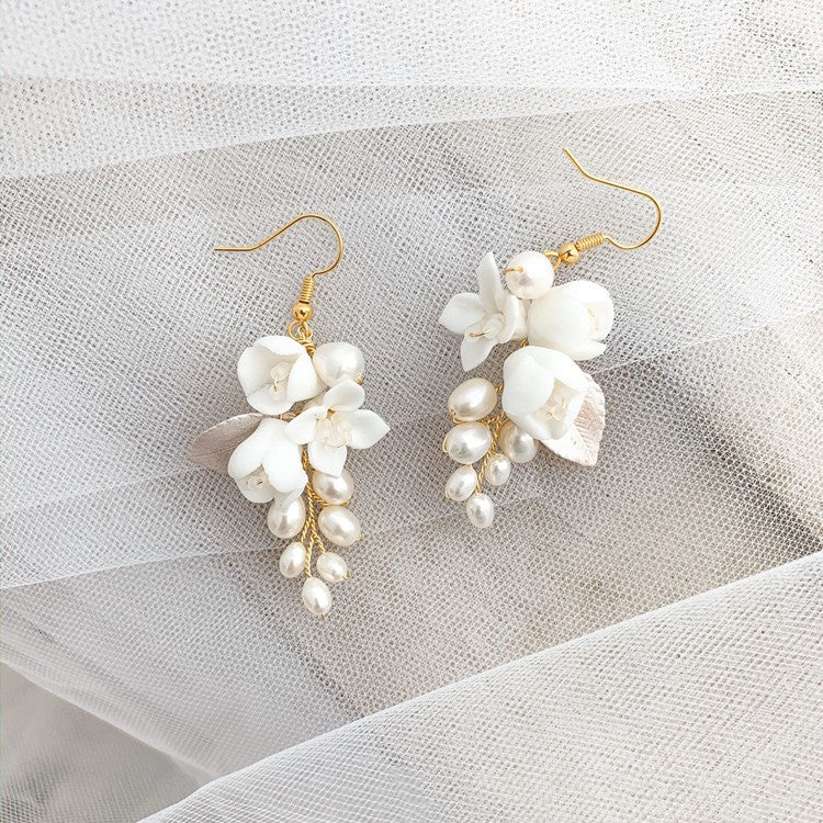 Boucles d'oreilles Fleur en Céramique Blanche avec Crochet d'Oreille