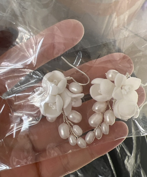 Boucles d'oreilles Fleur en Céramique Blanche avec Crochet d'Oreille