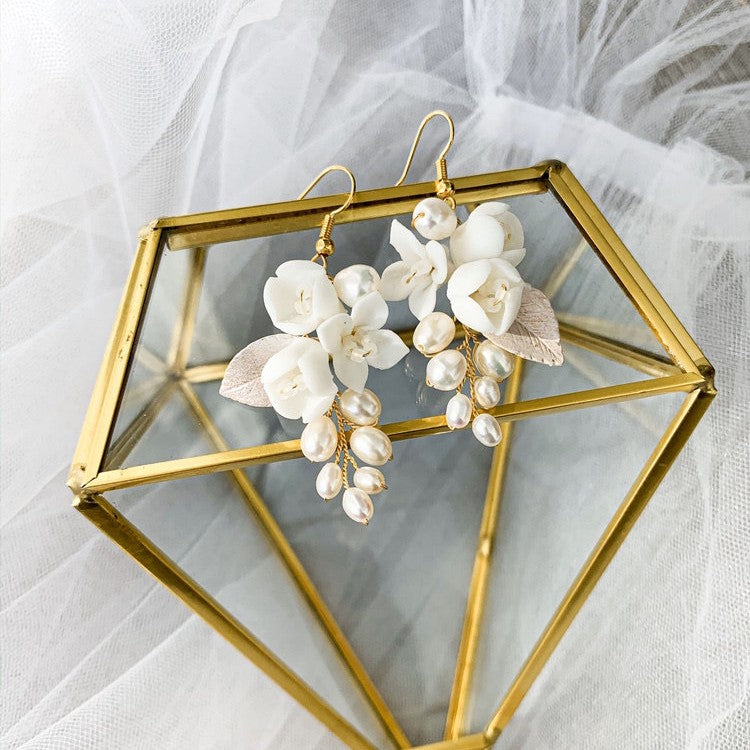 Boucles d'oreilles Fleur en Céramique Blanche avec Crochet d'Oreille