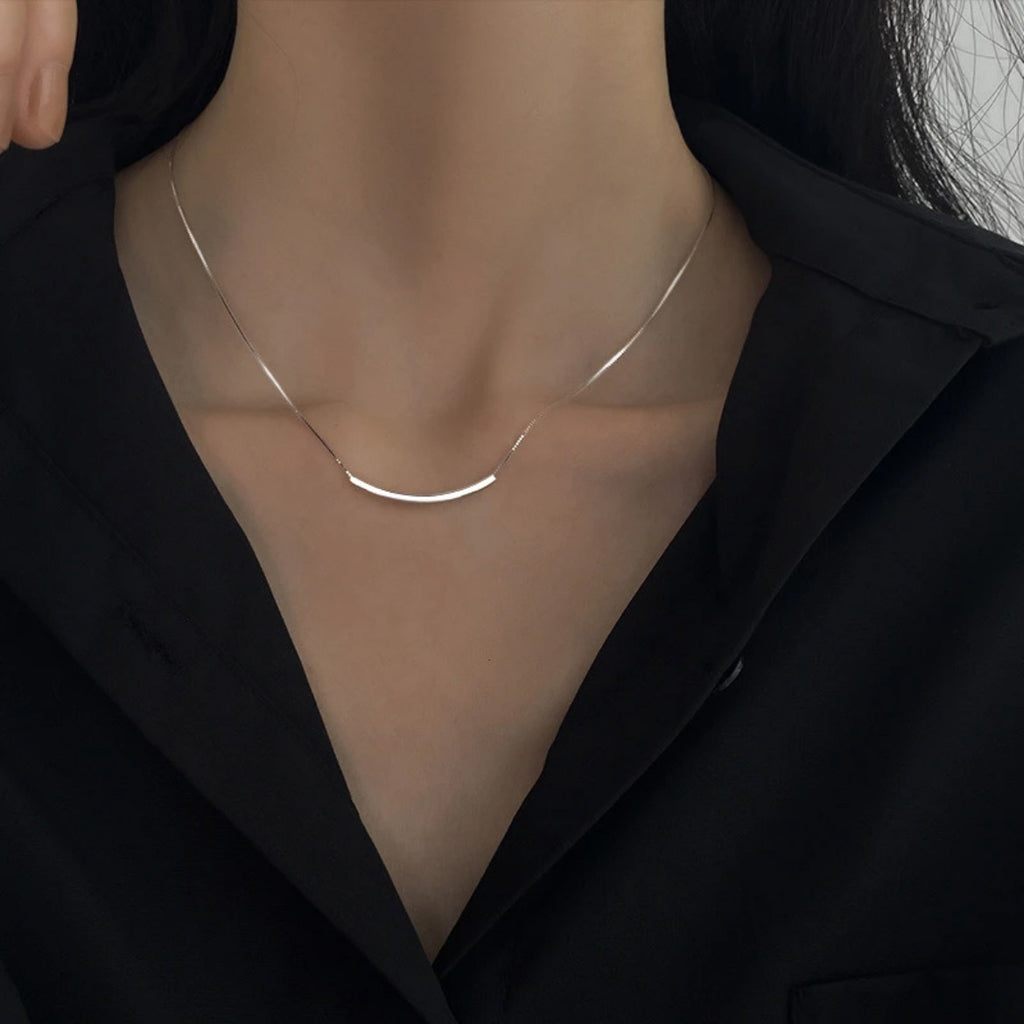 Collier Sourire Argent Fin S999 pour Femme, Chaîne Claviculaire Tubulaire Courbée, Bijou Argent Polyvalent de Luxe Discret