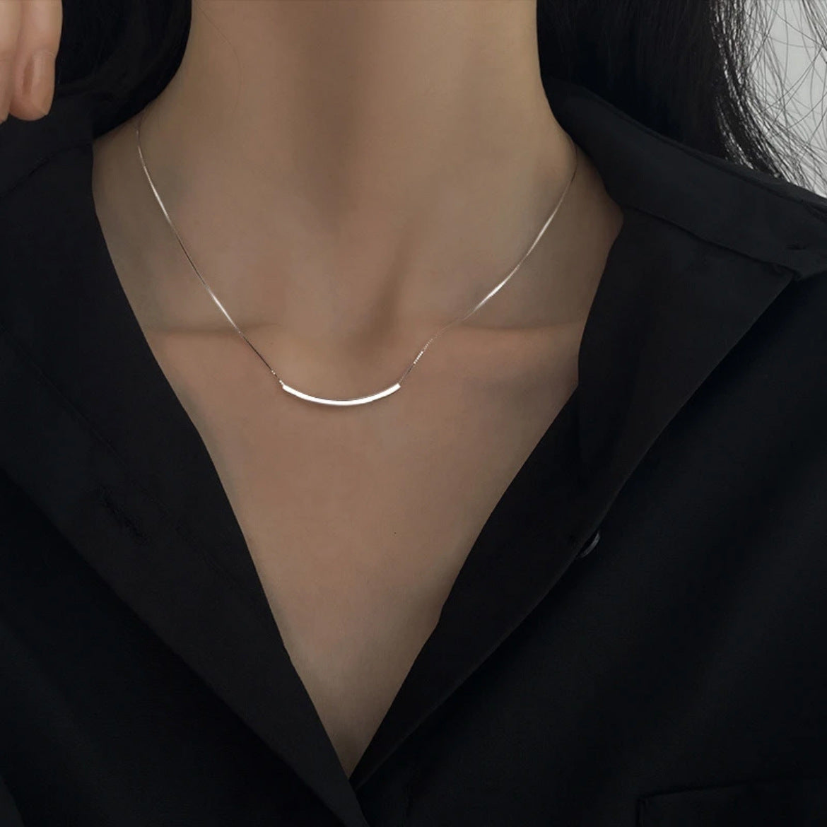 Collier Sourire Argent Fin S999 pour Femme, Chaîne Claviculaire Tubulaire Courbée, Bijou Argent Polyvalent de Luxe Discret