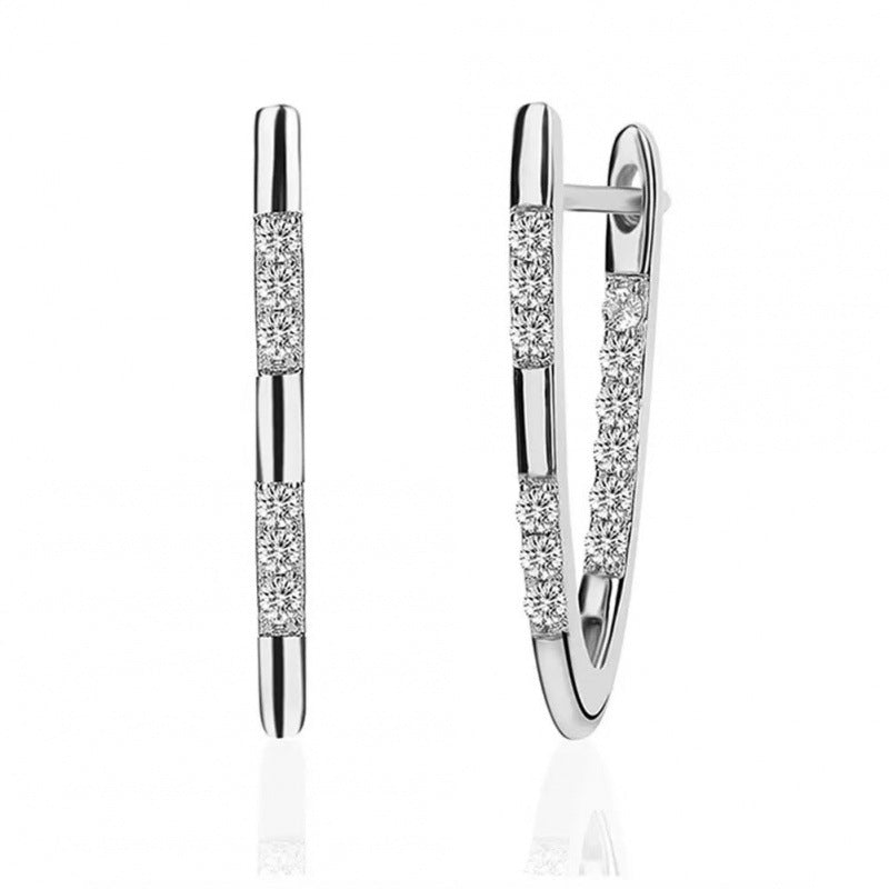 Boucles d'oreilles en zircone micro-pavé en V avec finition luxueuse