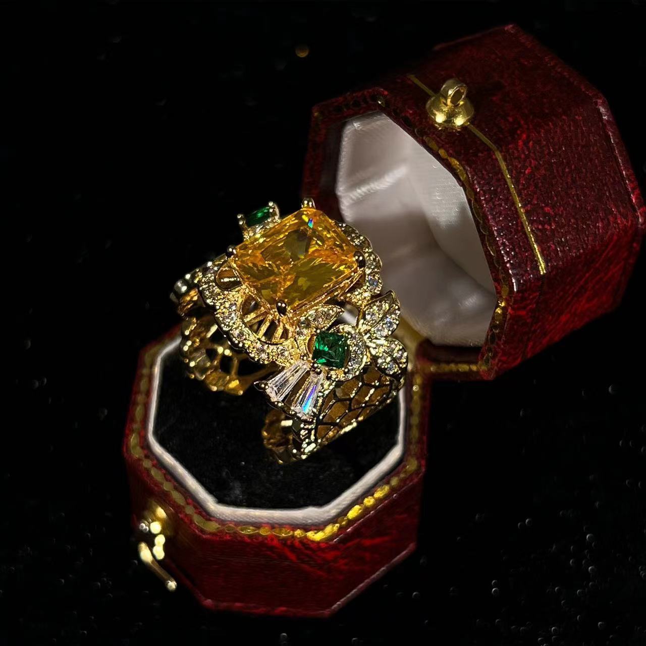 Bague Vintage ajourée, Haute Couture Rétro Élégante avec Pierre Colorée, Plaqué Cuivre Or 18 carats