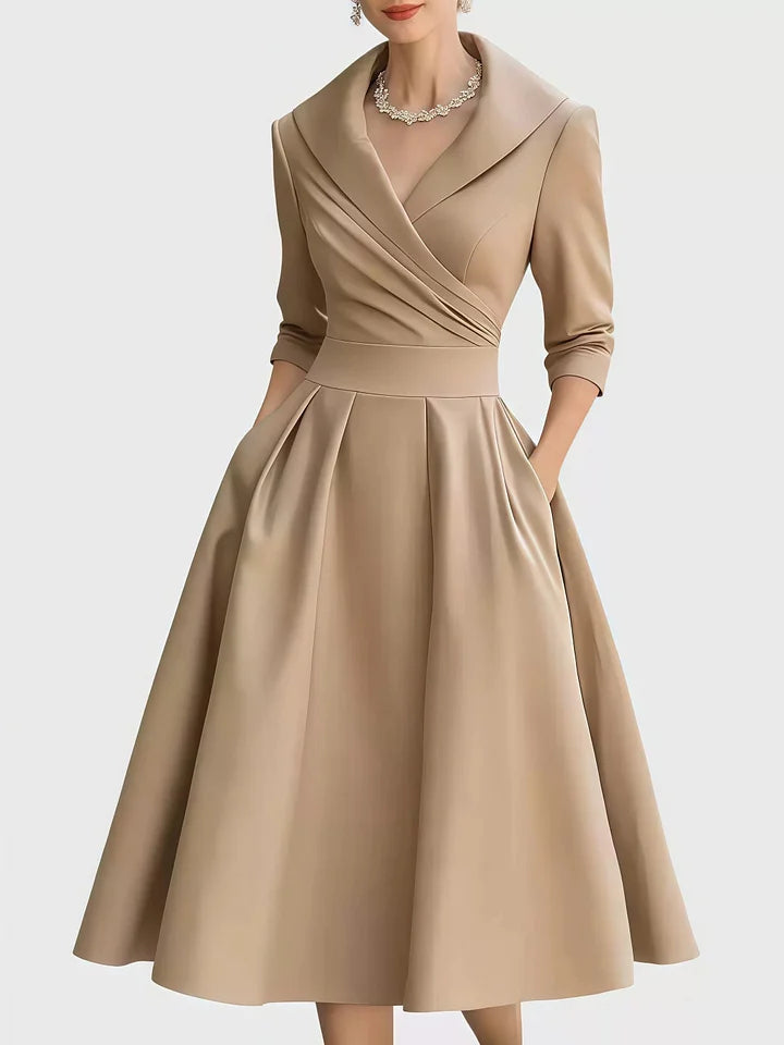 Robe élégante cintrée à taille haute, manches longues, coupe asymétrique raffinée
