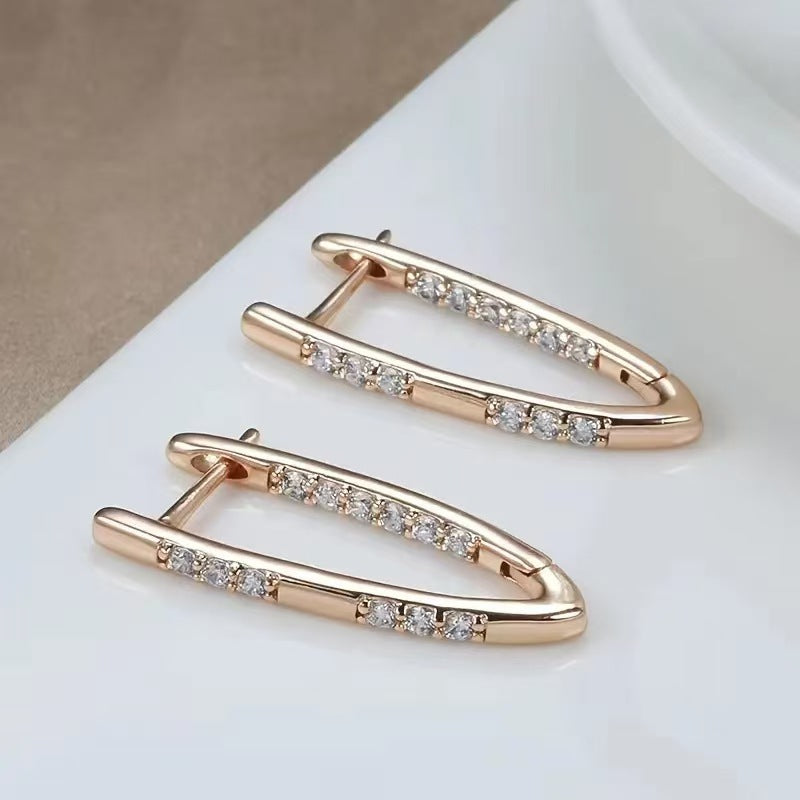 Boucles d'oreilles en zircone micro-pavé en V avec finition luxueuse