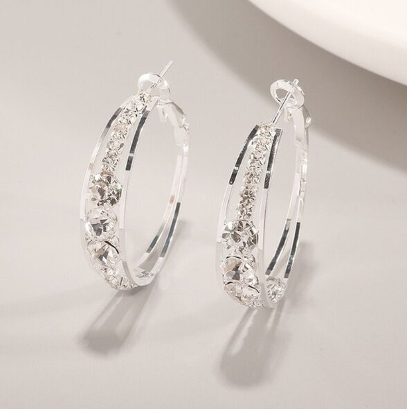 Boucles d'oreilles à mosaïque perforées européennes et américaines pour femmes en alliage tendance