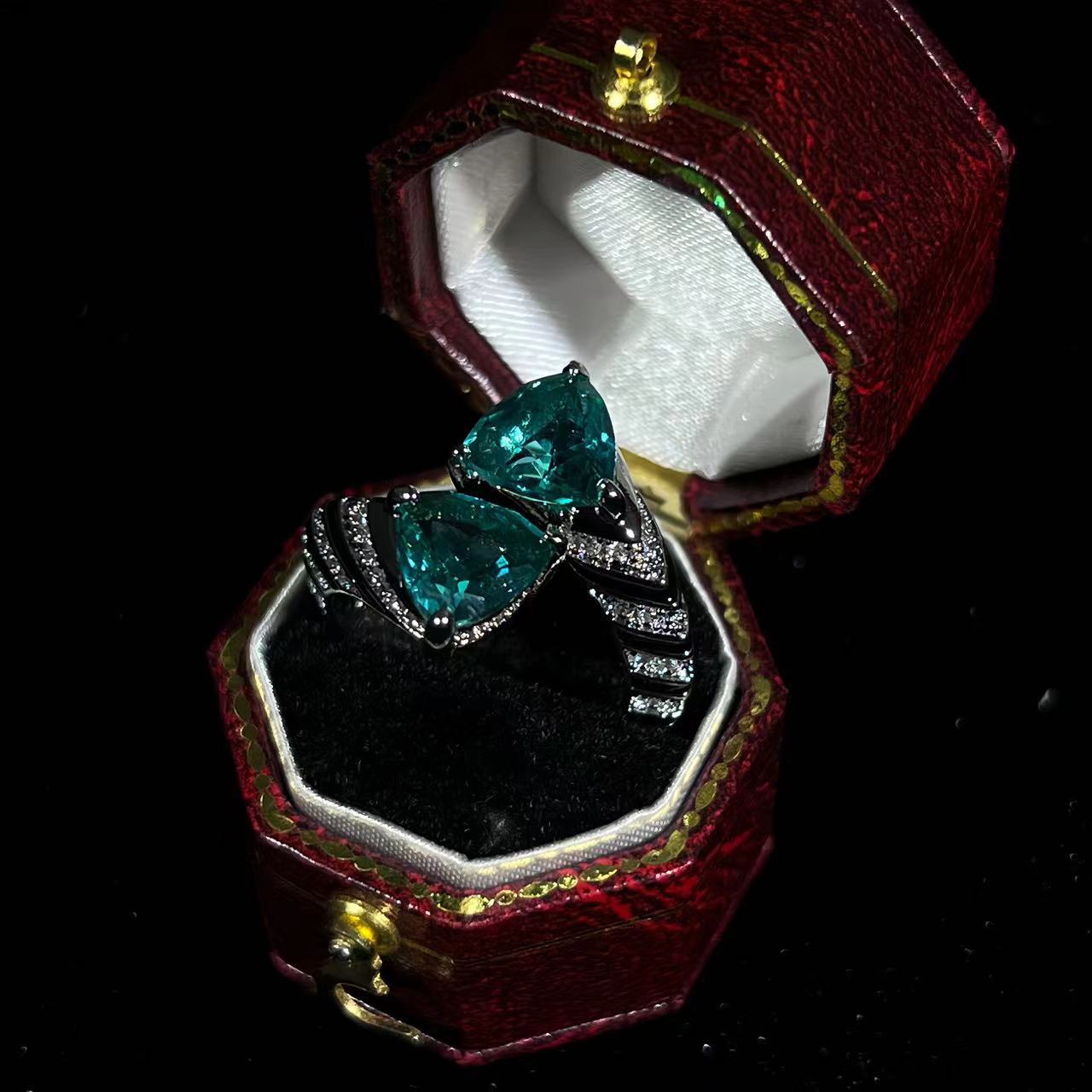 Bague Vintage Européenne Luxueuse Rétro en Émeraude, Artisanat Massif, Design Ouvert Ajustable en Zircon, Alliance Polyvalente au Style Élégant