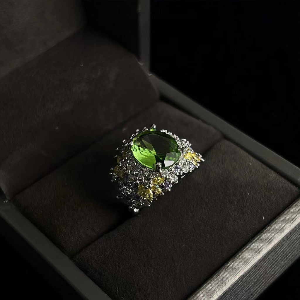 Bague sertie de gemme vert menthe, artisanale lourde, pavage intégral en zircon, élégante et polyvalente