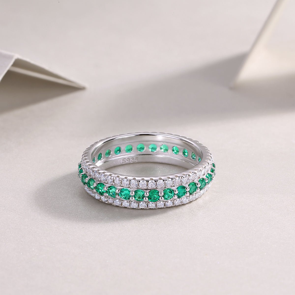 Bague 3,6g en argent sterling S925 plaqué platine, 3 rangs pavés vertes - IVOIRART.COM