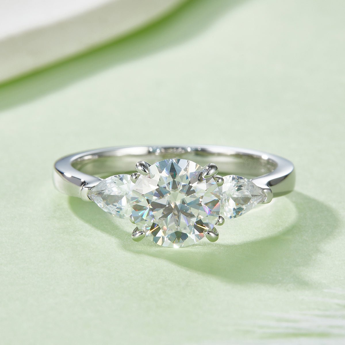 Bague de fiançailles moissanite 2 Carats ronde 3 pierres S925 plaqué platine GRA! - IVOIRART.COM