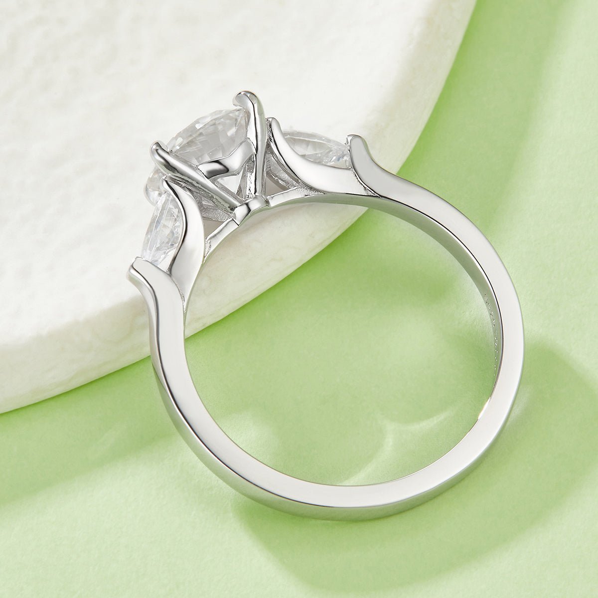 Bague de fiançailles moissanite 2 Carats ronde 3 pierres S925 plaqué platine GRA! - IVOIRART.COM
