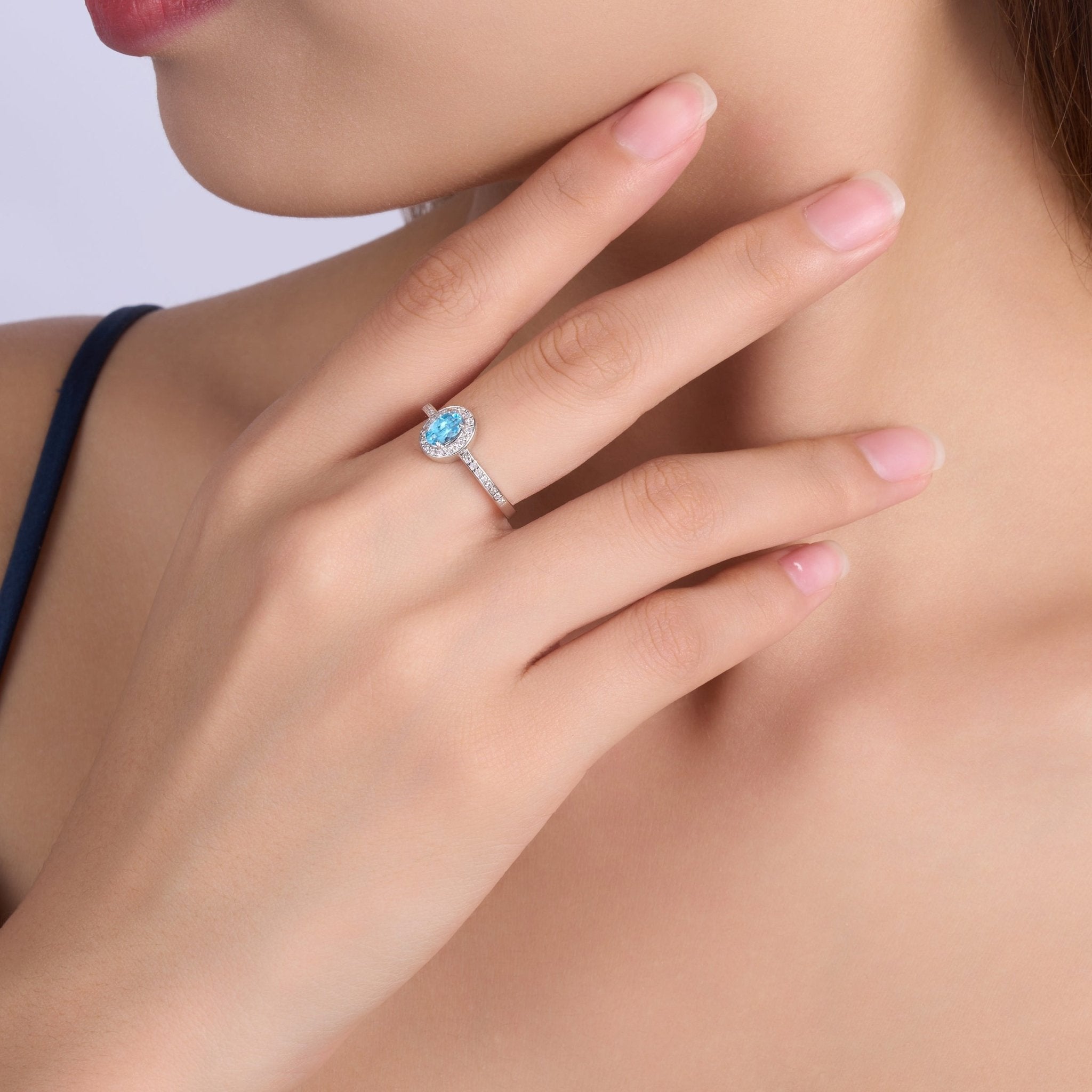 Bague délicate promise en argent sterling S925 plaqué platine, topaze bleue ovale halo 2g, bijou mode femme, coffret cadeau - IVOIRART.COM