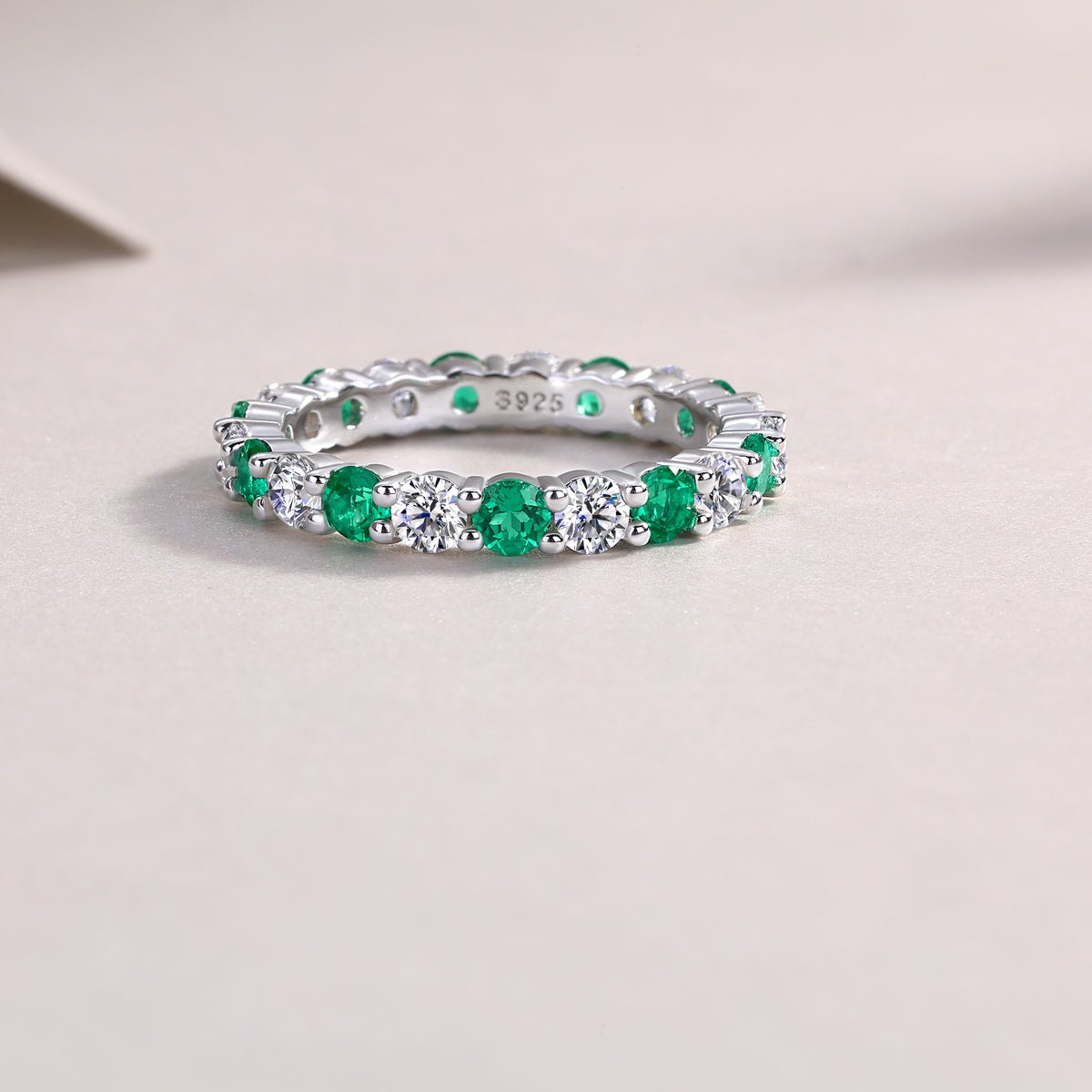 Bague d'Éternité 2,4g en Argent S925 Plaqué Platine, Pierres Vertes et Blanches Alternées - IVOIRART.COM