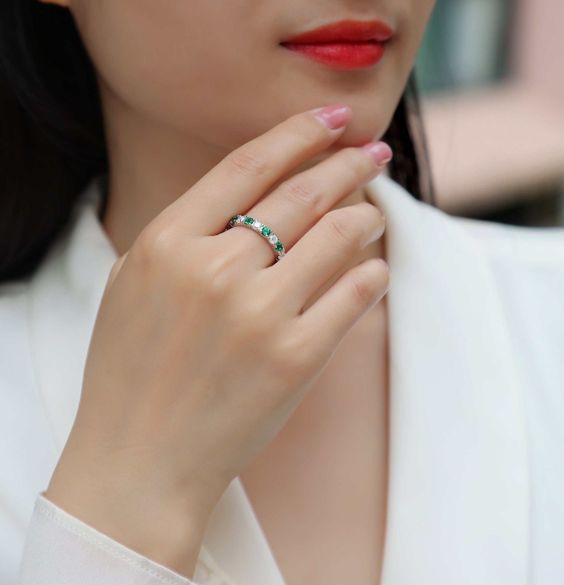 Bague d'éternité alternée en argent S925 plaqué platine 2,4 g, pierres vertes et blanches, anneau complet délicat empilable pour femmes, coffret cadeau bijou - IVOIRART.COM