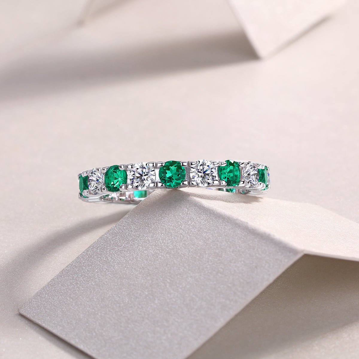 Bague d'éternité alternée en argent S925 plaqué platine 2,4 g, pierres vertes et blanches, anneau complet délicat empilable pour femmes, coffret cadeau bijou - IVOIRART.COM