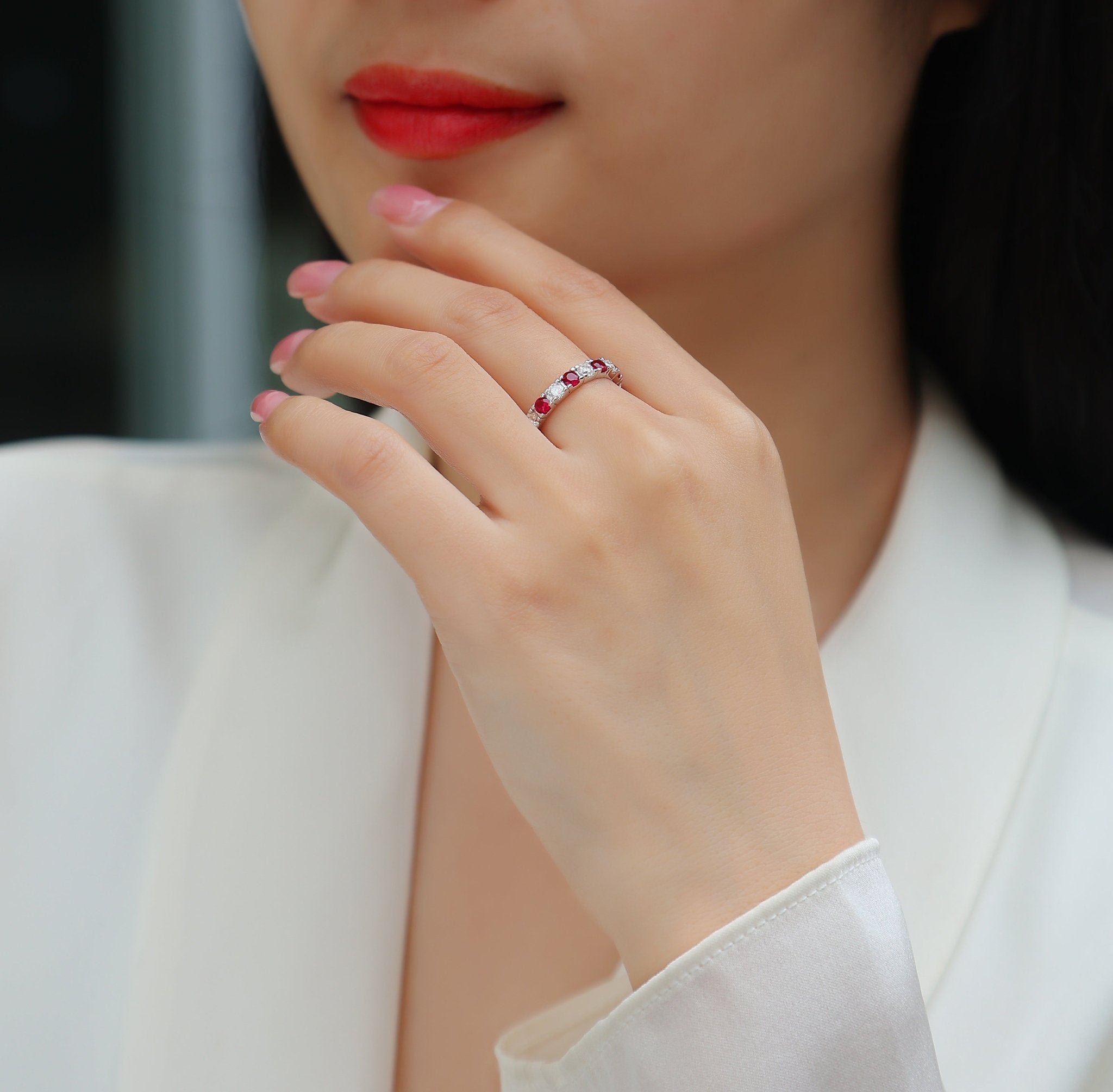 Bague d'éternité en argent S925 plaqué platine 2,4g avec rubis synthétique et pierres blanches - bague délicate empilable pour femme - IVOIRART.COM